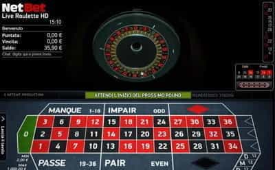 Un tavolo French roulette live NetEnt con croupier.