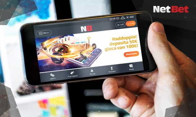 Uno smartphone con uno dei giochi in catalogo sul casinò NetBet mobile e il logo dell'operatore.