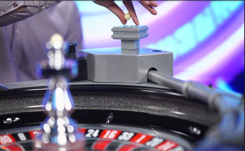 Il lancio delle palline durante una partita alla Double Ball Roulette.