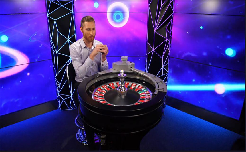 Lo studio del casinò live della Double Ball Roulette con il croupier.