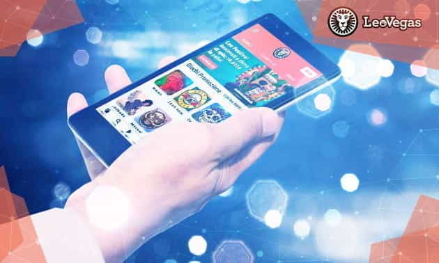 L'app LeoVegas su uno smartphone e il logo del casinò.