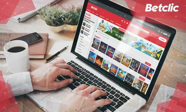 Una cascata di fiche da gioco per casinò.