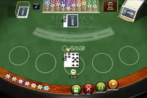Un tavolo da gioco di un blackjack high stakes durante una sessione di gioco.