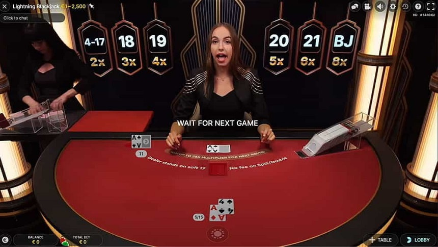 Un tavolo blackjack live Evolution Gaming con croupier.