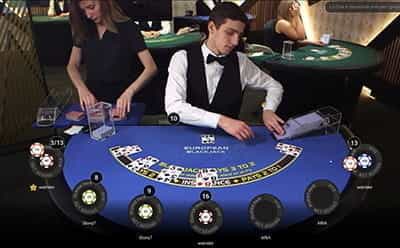 Il croupier e un tavolo esclusivo Blackjack VIP offerto dal casinò live William Hill.