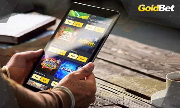 Un tablet con uno dei giochi casinò GoldBet mobile e il logo dell'operatore.