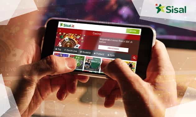 Uno smartphone con uno dei giochi presenti sul catalogo Sisal casinò mobile e il logo aziendale.