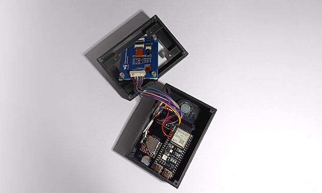 Inserimento schermo nello slot del case