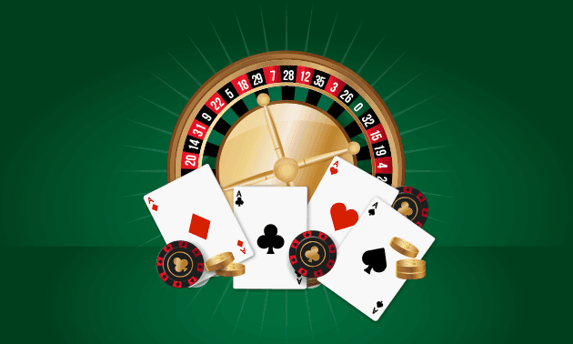 Alcune fiche, delle monete, carte da gioco e un tavolo da roulette.