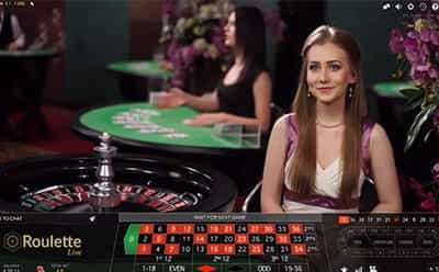 Un tavolo roulette live Evolution Gaming con croupier.