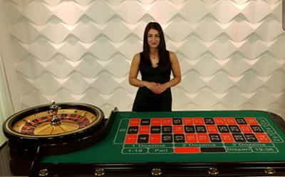 Un tavolo roulette live Playtech con croupier.