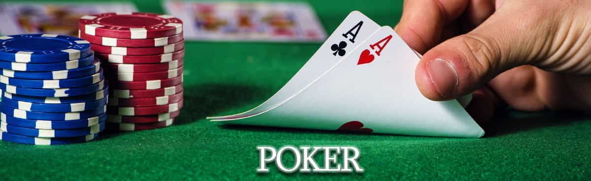 Un tavolo poker con dettaglio su carte e mazziere.