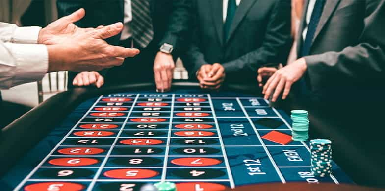 Giocatori al tavolo della roulette