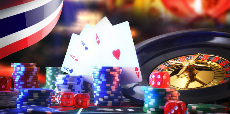 Carte, fiches, roulette e bandiera thailandese