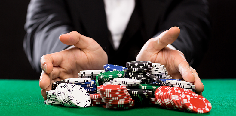 Croupier con in mano delle fiches