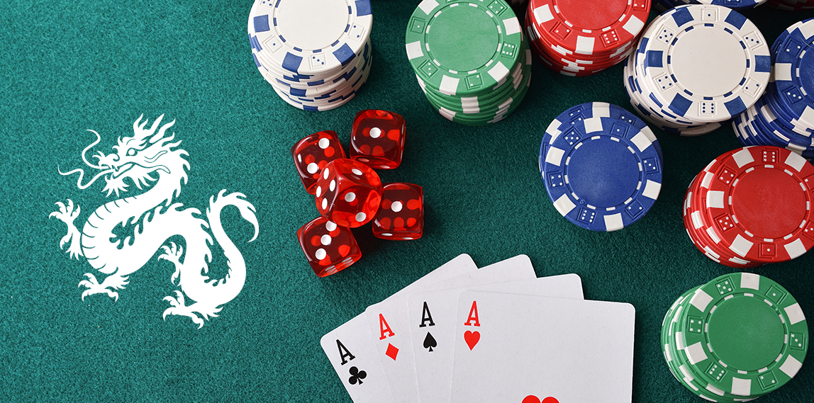 Illustrazione del gioco del Pai Gow Poker con carte e fiches da casinò