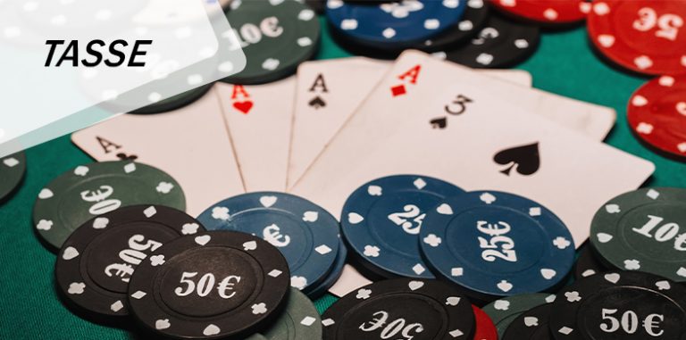 Carte da gioco e scritta TASSE