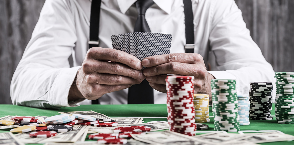 Giocatore di poker con carte e fiches