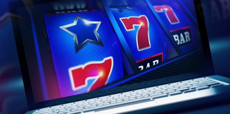 Laptop con schermata dei simboli delle slot online 