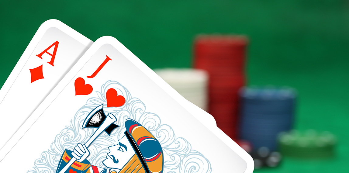 Due carte da gioco e fiches sullo sfondo
