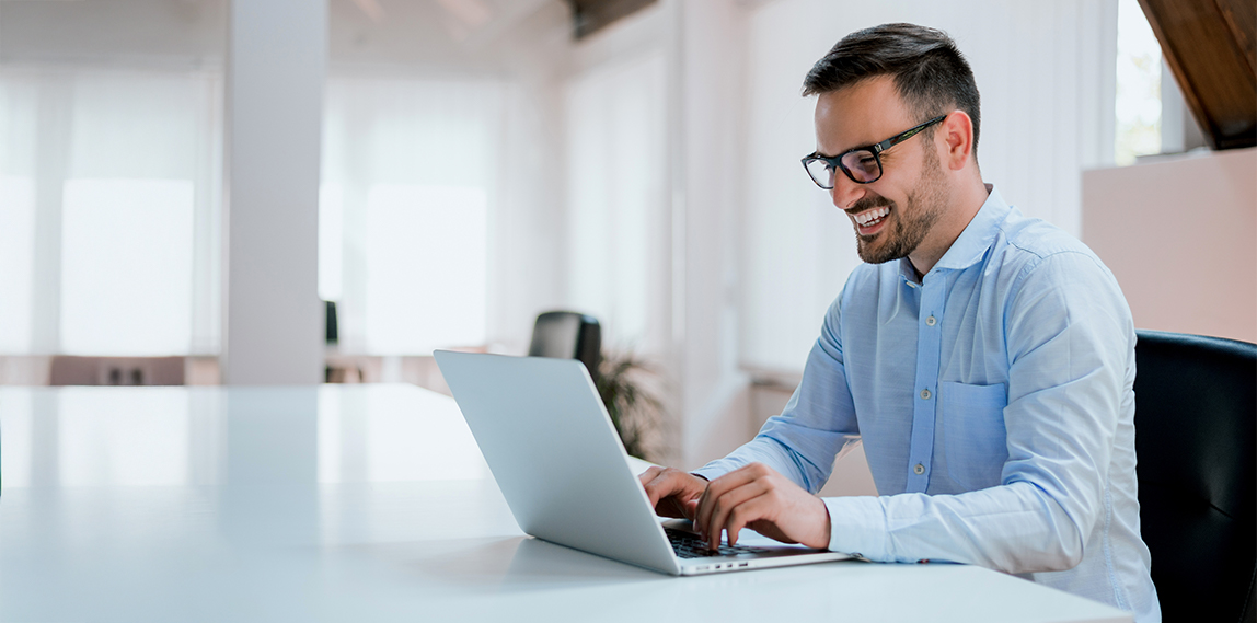 Persona sorridente al pc 