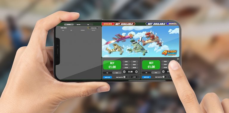 Smartphone con l’immagine di 4 Cash Planes