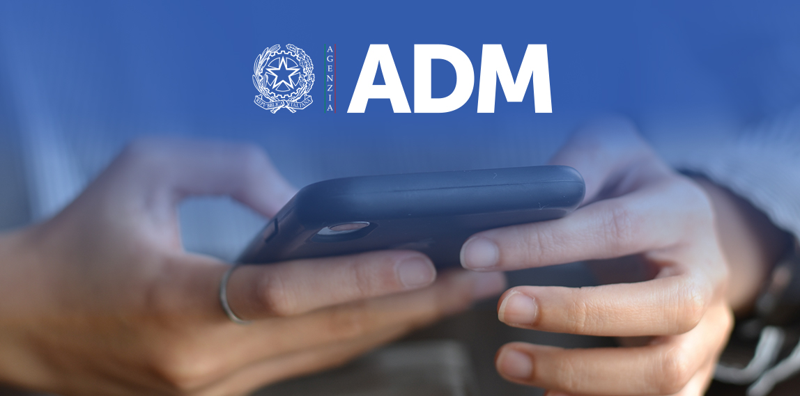 Mano con smartphone e logo ADM