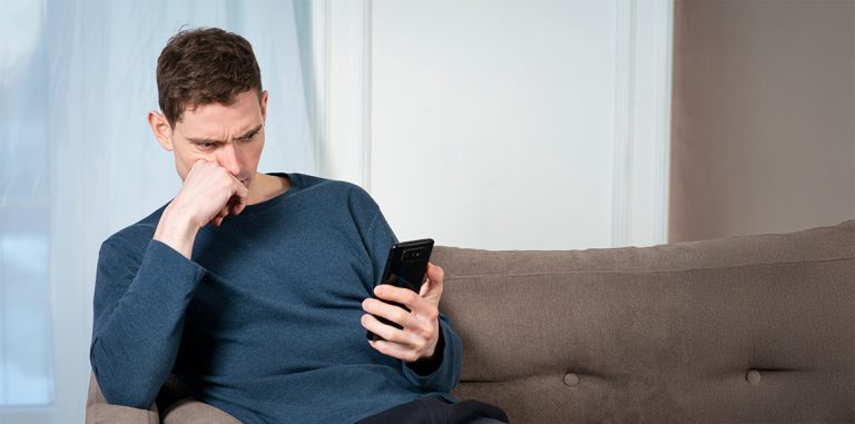 Uomo con smartphone in mano