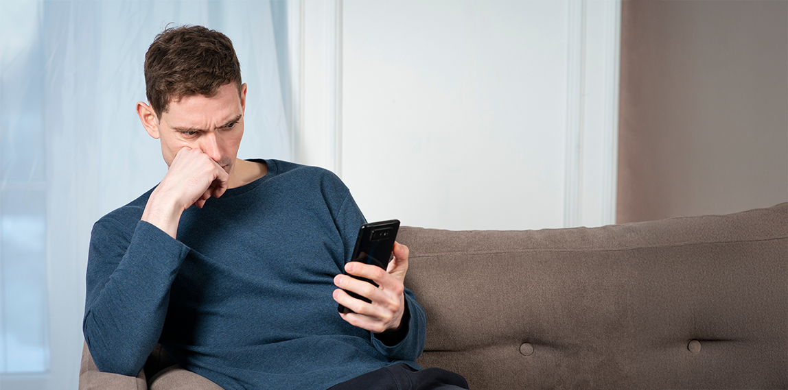 Uomo con smartphone in mano